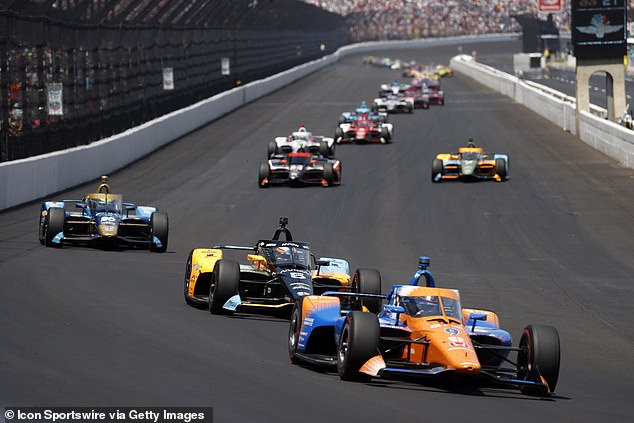 Scott Dixon (9) leads a group of cars down the frontstretch during race 106 of the Indianapolis 500 on May 29, 2022