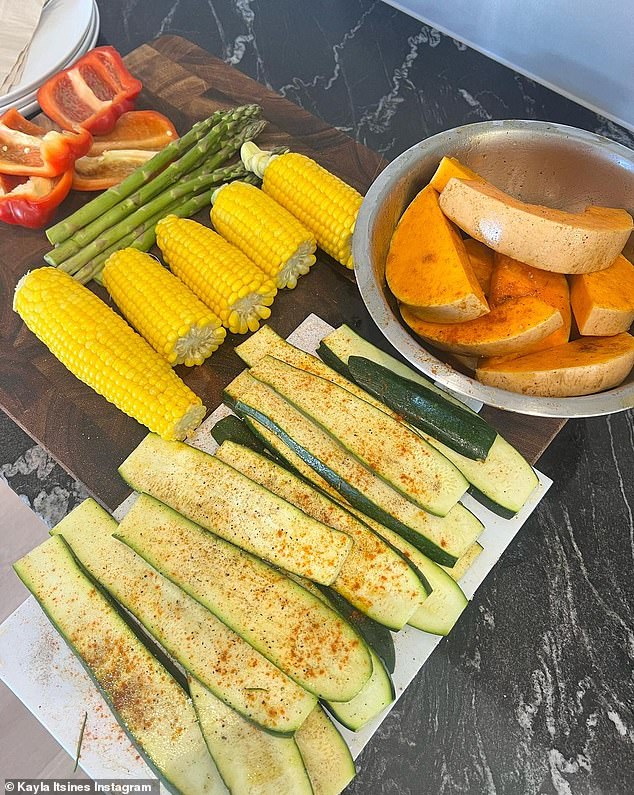 In the first image she posted, the fitness influencer's kitchen table was littered with sliced ​​asparagus, bell peppers, a large bowl of butternut squash, and a pile of seasoned zucchini.