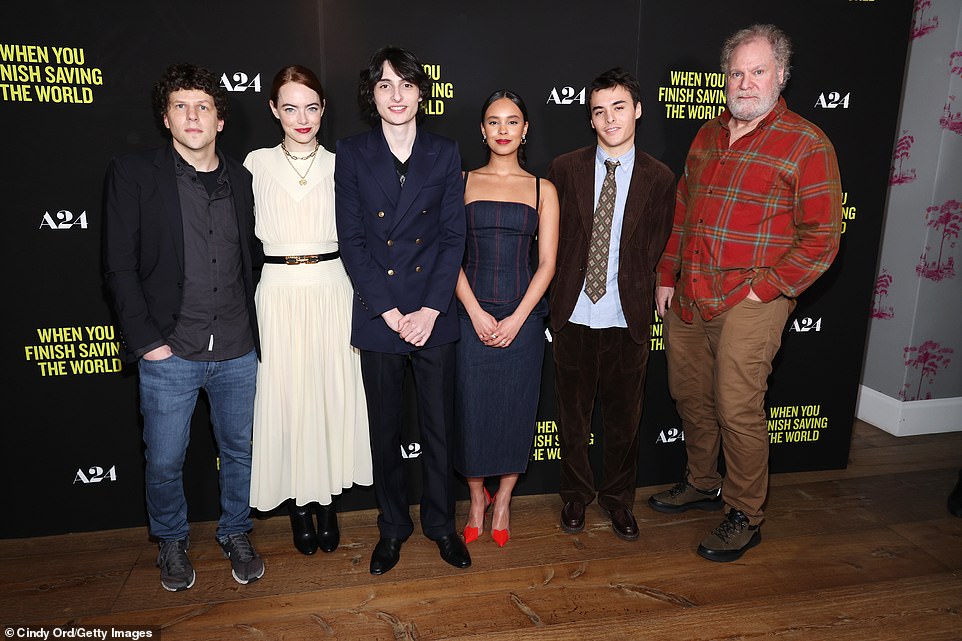 group photo!  Emma and Jesse made sure to pose with their cast (from L-R) Finn Wolfhard, Ashley Boe, Billy Bryk, and Jay O. Sanders at the industry event.