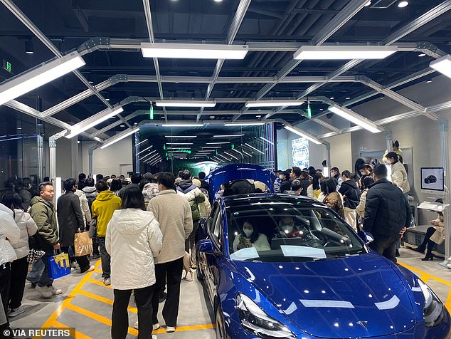 Crowds also gathered at the showroom in Chengdu.  Protesters criticized the Tesla Model Y and Model 3's sudden discounts, claiming they missed the price cuts