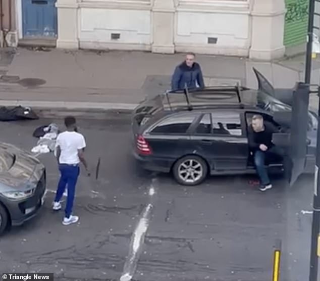 When he returns, the pedestrian lashes the driver with his own windshield wiper.