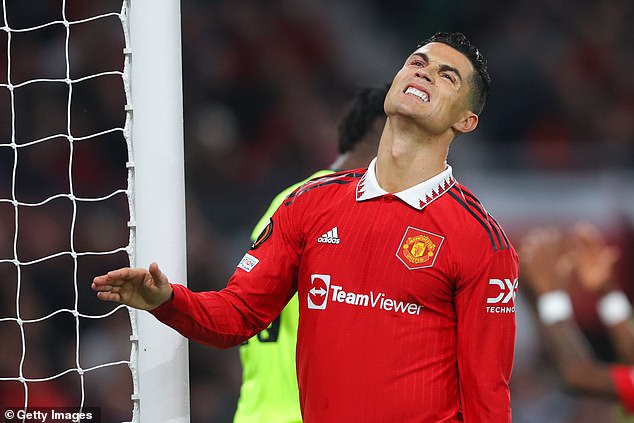 Cantona believes that Ronaldo should have been willing to help the team's younger players