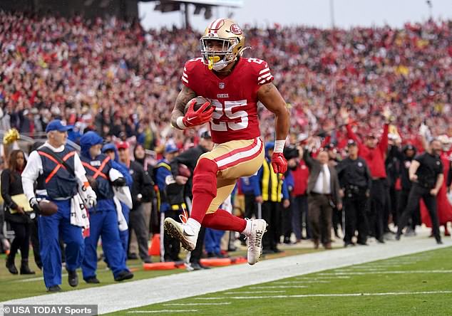 Elijah Mitchell runs into the end zone to score as the 49ers defeat the Seahawks