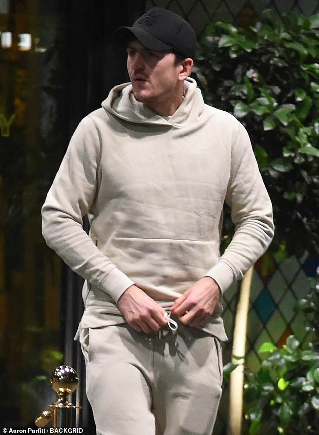 Laid back: While Harry was also decked out in a matching beige tracksuit and black baseball cap