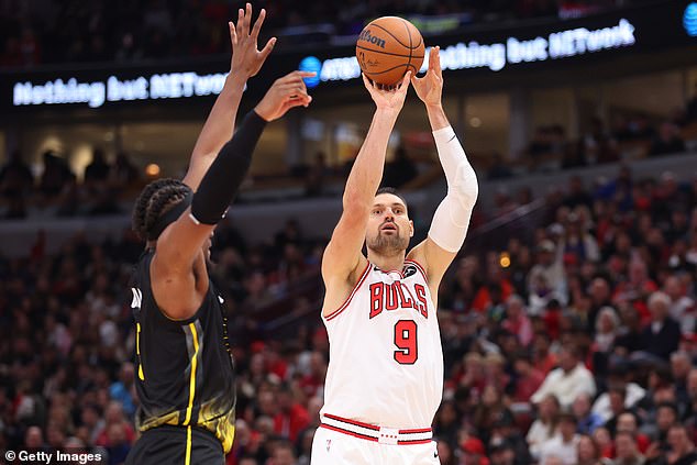 Nikola Vucevic of the Chicago Bulls shoots over Kevon Looney of the Golden State Warriors