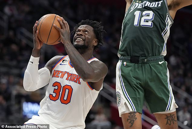 Julius Randle of the New York Knicks attempts a layup while Detroit Pistons forward Isaiah Livers