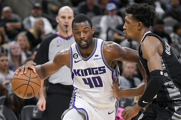 Harrison Barnes (40) of the Sacramento Kings drives against Josh Richardson of the San Antonio Spurs,