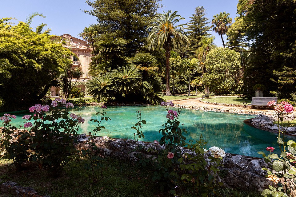 Wonderful: As fans will also remember, there is also a swimming pool surrounded by beautiful lush gardens, where you can tell secrets about your partner.