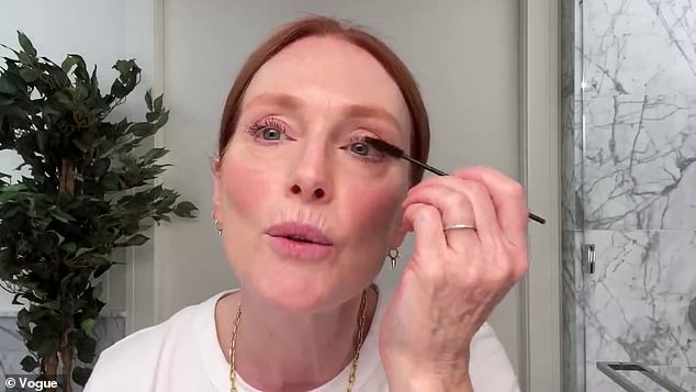 1673920232 760 Julianne Moore jokes that she destroyed her eyebrows as a