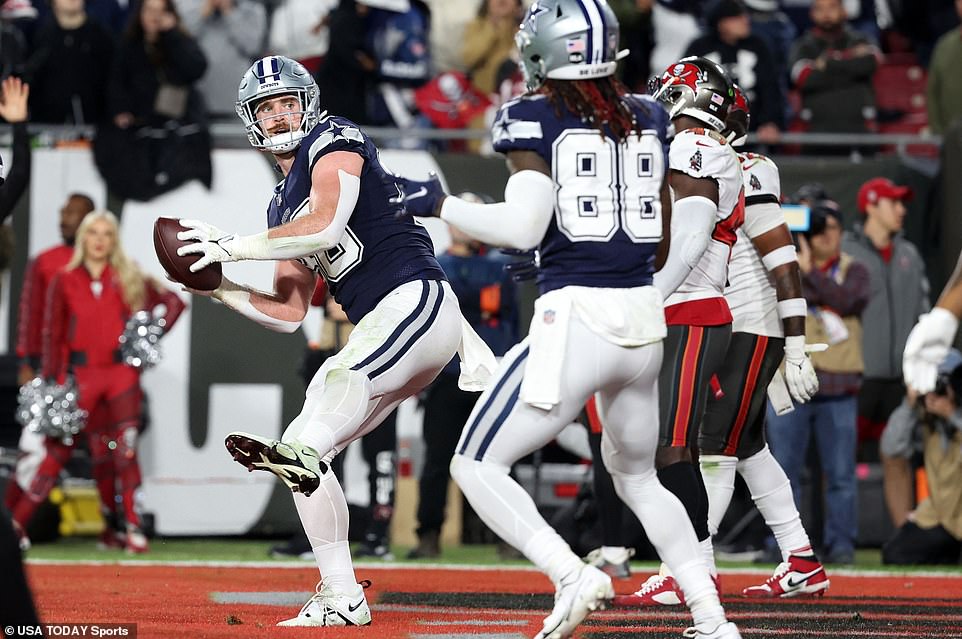 Dalton Schultz caught Dallas' third straight touchdown to go up 18-0 before the first half drew to a close.