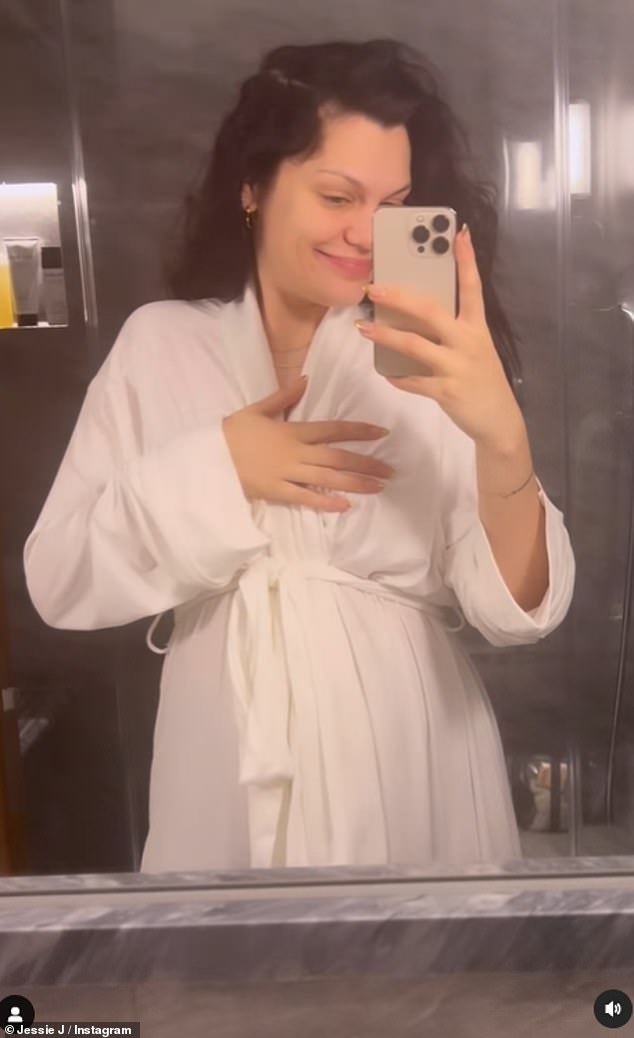 The next morning, a makeup-free Jessie posed on Instagram in a white coat and made a funny face for the selfie.