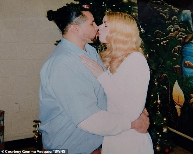 Gemma and Leonel got engaged just three months after their first meeting.  In the photo of their wedding on December 29 in the Virginia prison.