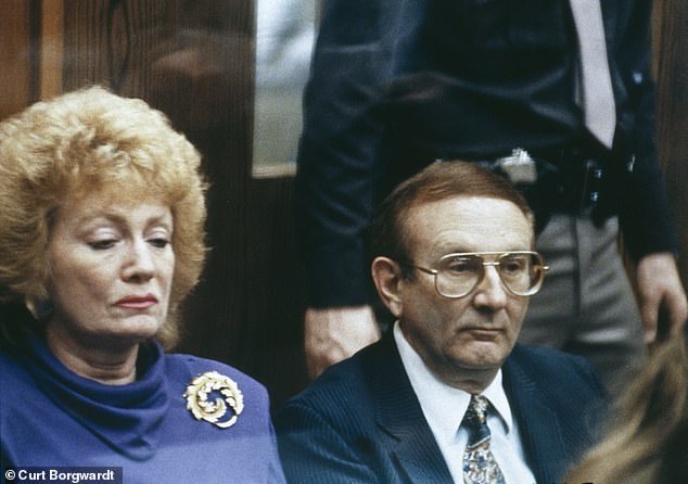 Shari sits next to Lionel Dahmer during Jeffrey Dahmer's trial