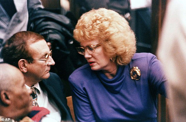 Lionel and Shari Dahmer speak to each other during Jeffrey Dahmer's trial in 1992