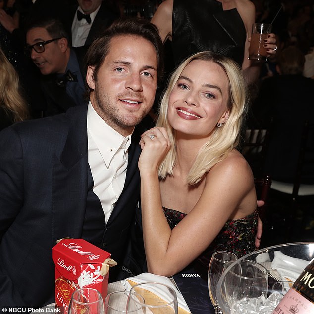 Margot's fading wedding ring has left fans baffled.  The 32-year-old Australian actress, who married British filmmaker Tom Ackerley in 2016, arrived in Sydney over the weekend to promote her new movie Babylon, and has since donned and doffed her diamond sparkler.  In the photo: Tom and Margot at the Golden Globes 2020