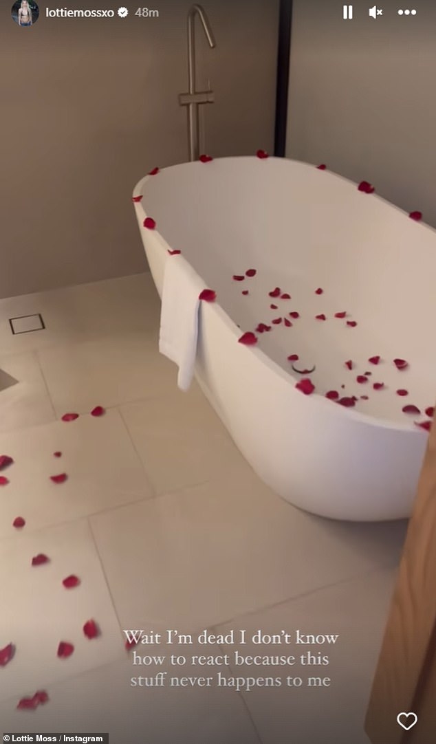 Nice gesture: even the bathtub was covered in petals.