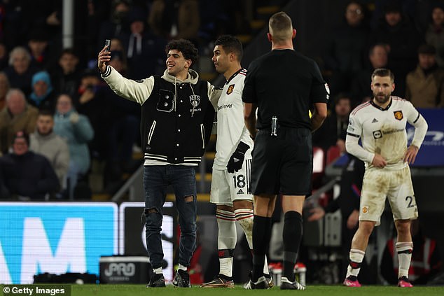 1674077503 9 A fan ran onto the pitch to take a selfie