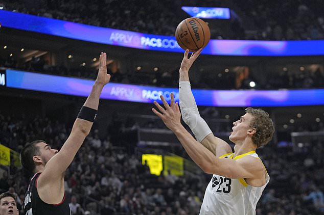 Los Angeles Clippers center Ivica Zubac defends against Utah Jazz forward Lauri Markkanen