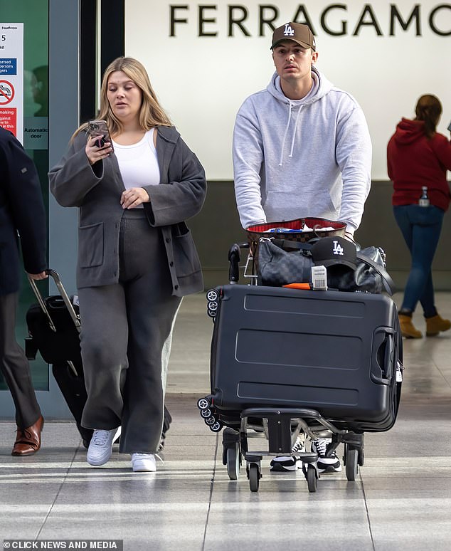 Low key: Billy also opted for comfortable clothing, wearing a gray hoodie with a pair of khaki cargo pants and a brown cap