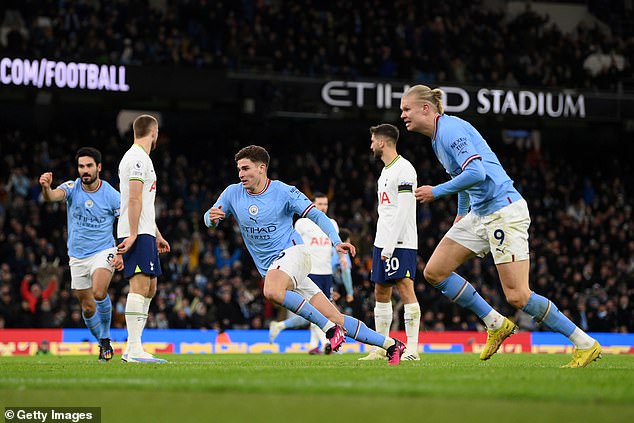 Julián Álvarez scored the first goal at the start of Manchester City's comeback at the Etihad