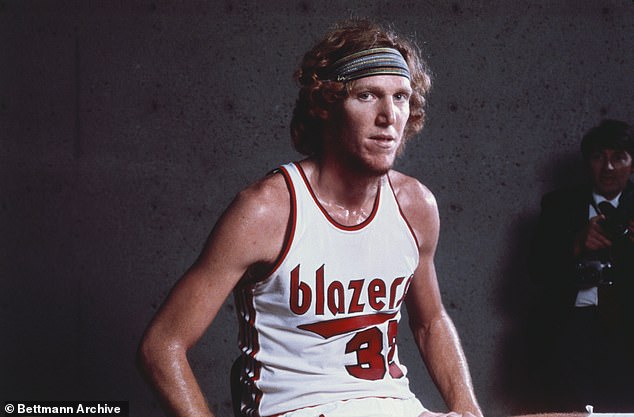 As a basketball player, he was a two-time national champion and MVP of the Final Four at UCLA, and after being drafted with the first pick in the 1974 NBA Draft, he won the title with the Trail Blazers (1977) and the Boston Celtics. .  (1986).  He was also the 1977 NBA Finals MVP, the 1986 Sixth Man of the Year and a two-time All-Star, but his career was plagued with foot, ankle and knee injuries.