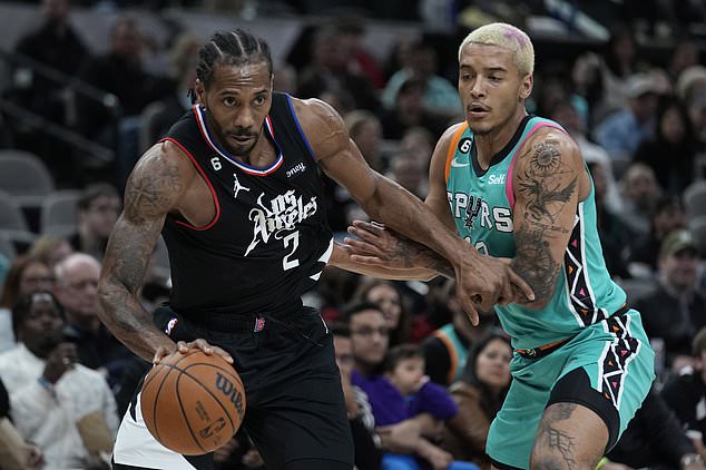 Clippers forward Kawhi Leonard (2) drives San Antonio Spurs forward Jeremy Sochan