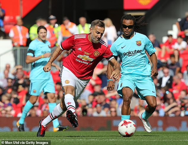 Poborsky battles with Edgar Davids in a 2017 Man United-Barcelona legends match