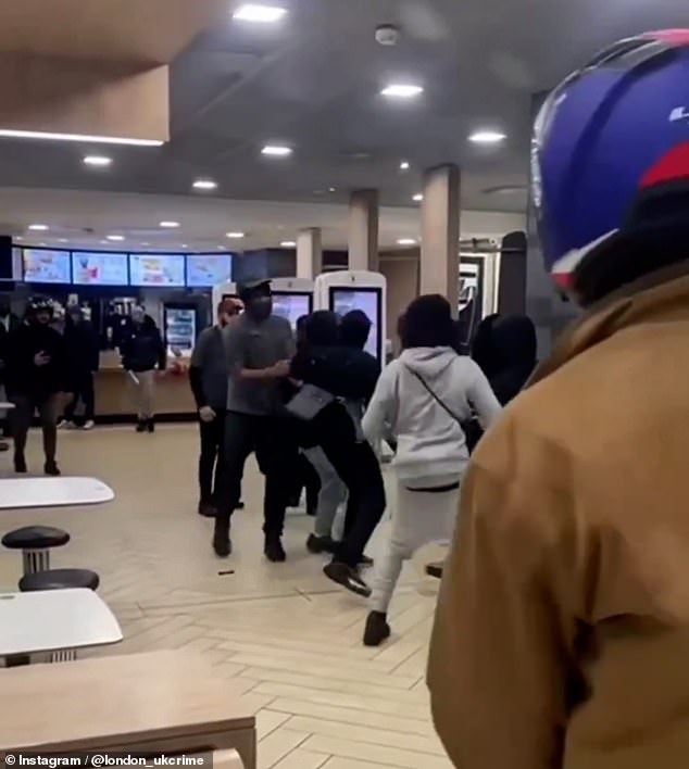 The staff members are forced to intervene when the fight turns into a line in the middle of the restaurant.