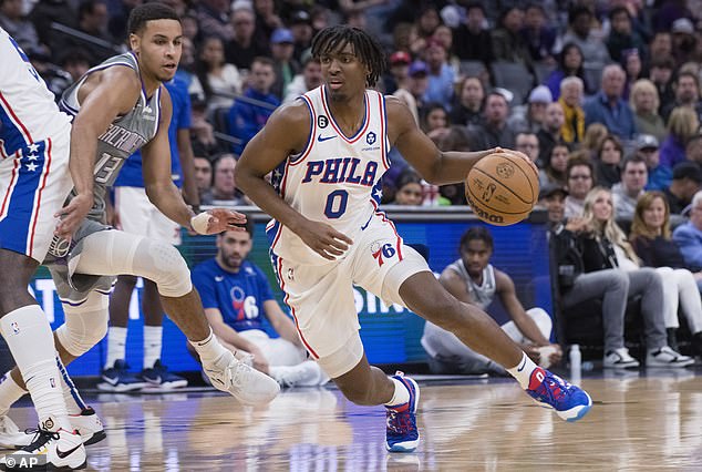 76ers guard Tyrese Maxey (0) beats Sacramento Kings forward Keegan Murray