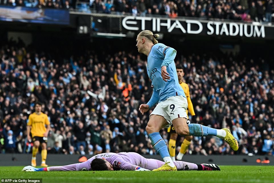 Seeing the Wovles' defense in disarray, Mahrez passed the ball to the striker, who scored his third goal in brilliant fashion.