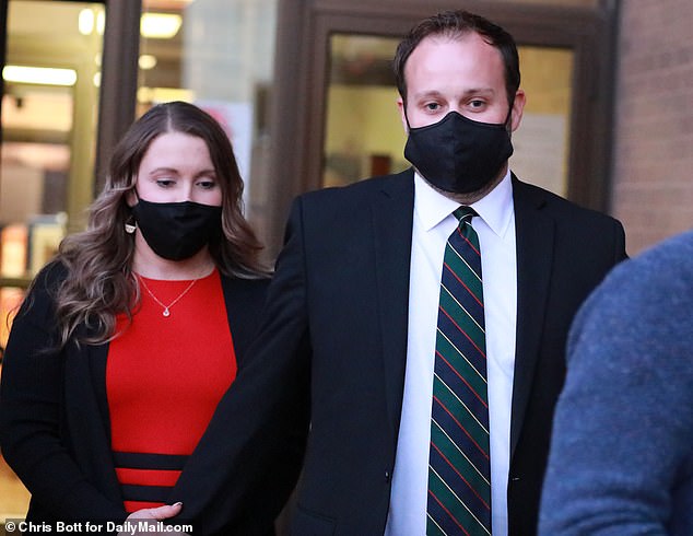 Josh Duggar holds hands with his wife Anna as he leaves court during his child pornography trial