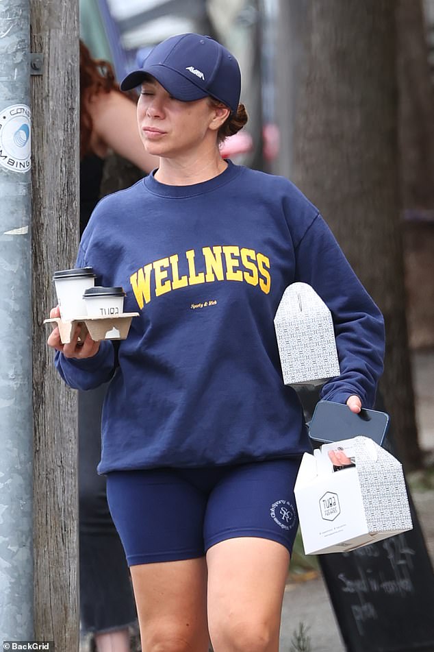 She finished her look with a pair of comfortable sneakers and wore a navy blue cap for the outing.