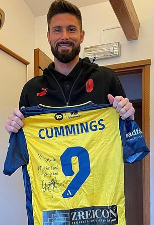 Giroud also received a Cummings Mariners jersey.