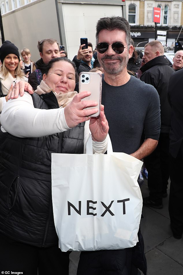 Say cheese!  At one point, Simon paused to pose for a selfie with a delighted fan waiting outside the theatre.