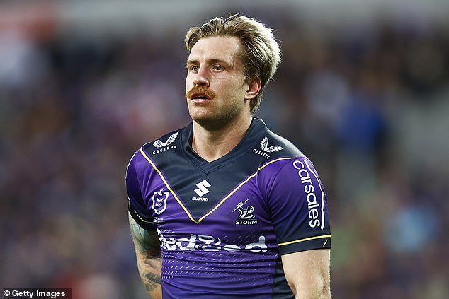 The Dolphins spent months chasing Queensland and Melbourne star playmaker Cameron Munster only for him to sign a new deal with the Storm.