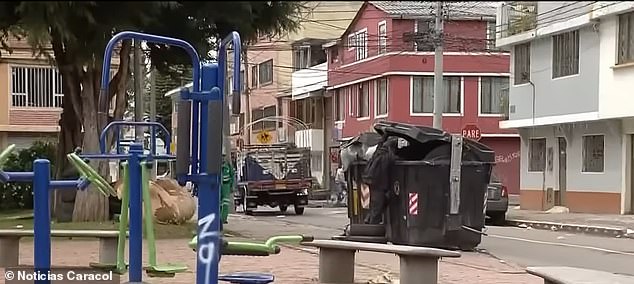 A homeless man was looking in a garbage container in the Bogotá neighborhood of Los Cámbulos when he found the suitcase with the body of Valentina Trespalacios.