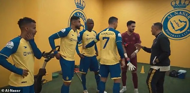 After being named captain of Al-Nassr, Ronaldo tried to cheer up his new colleagues.