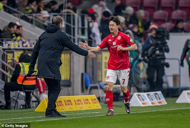 Lee Jae-sung opened the scoring for the home team in the first two minutes at MEWA Arena.