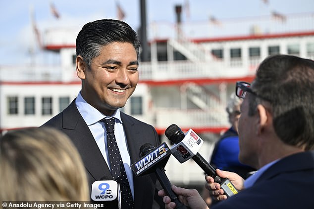 Cincinnati's mayor, Mayor Aftab Pureval (pictured), gave Hamlin's doctors the key to the city.