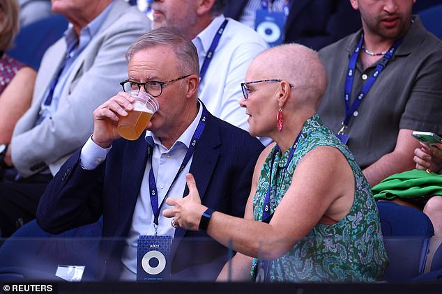 Over a pint, the Australian Prime Minister watched the Australian Open semi-final between Novak Djokovic and Tommy Paul.