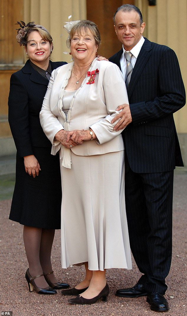 Sylvia Syms, center, with actor's daughter Beatie Edney and son Ben Edney.  The grieving siblings announced the death of her mother Friday and said she died 