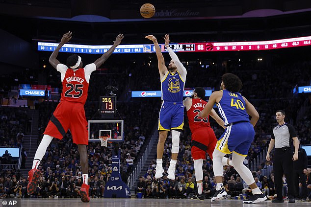 Warriors guard Stephen Curry (30) shoots at Toronto Raptors forward Chris Boucher (25).