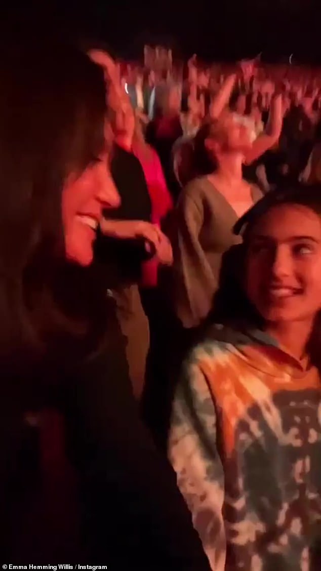 Memorable moments: mother and daughter danced to the rhythm of thousands of fans