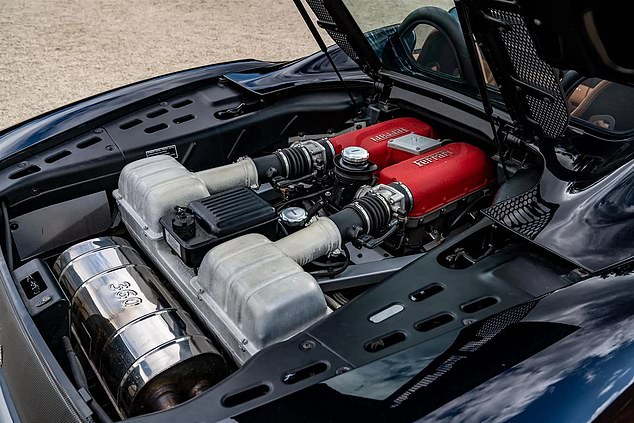 Thanks to this V8 mid-engine, the car can accelerate from 0 to 100 km/h in 4.6 seconds