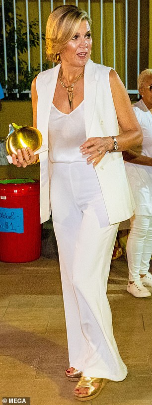 Queen Máxima opted for an all-white look while enjoying an evening on Bonaire