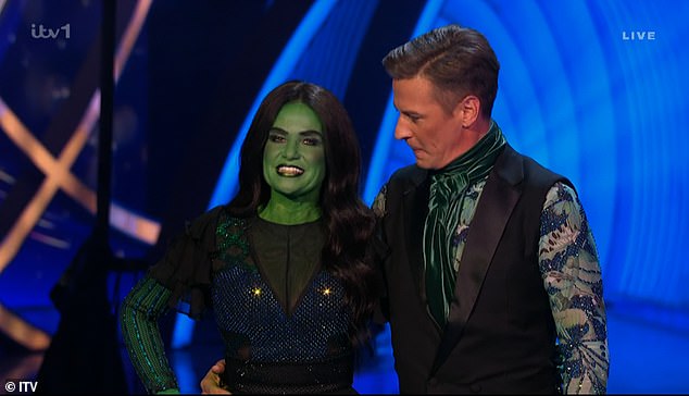 1675022378 656 Patsy Palmer Trips During Her Wicked Themed Ice Dance Routine