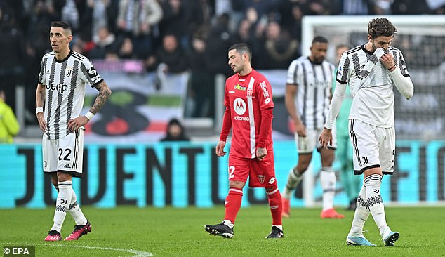 The Juventus players leave the pitch after losing at home to Monza, a loss that drops them to 13th place in the table.