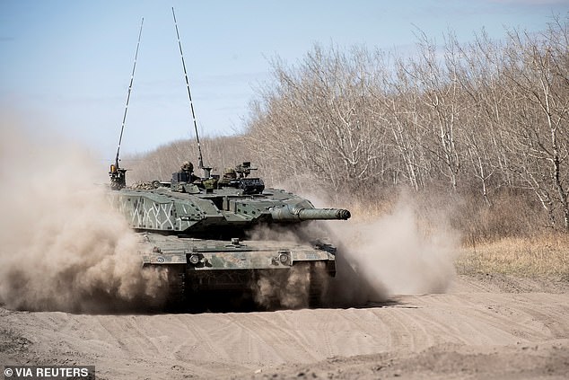 Berlin will initially supply at least 14 Leopard 2 tanks to Ukraine (archive image)