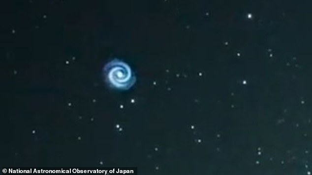 The spectacular sight ¿ which baffled skygazers over Hawaii ¿ is actually part of the aftermath of a SpaceX rocket launch