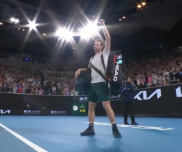 Andy Murray received a standing ovation after his four-set loss to Roberto Bautista Agut